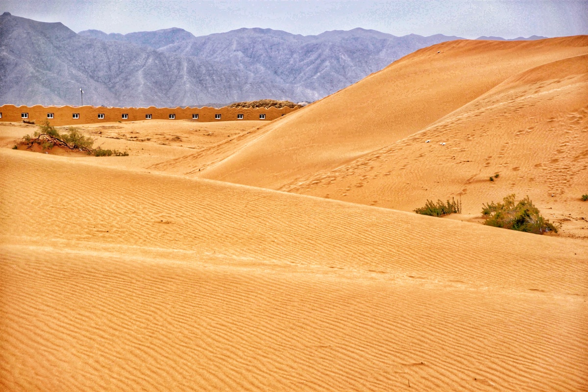 沙山背后是大山