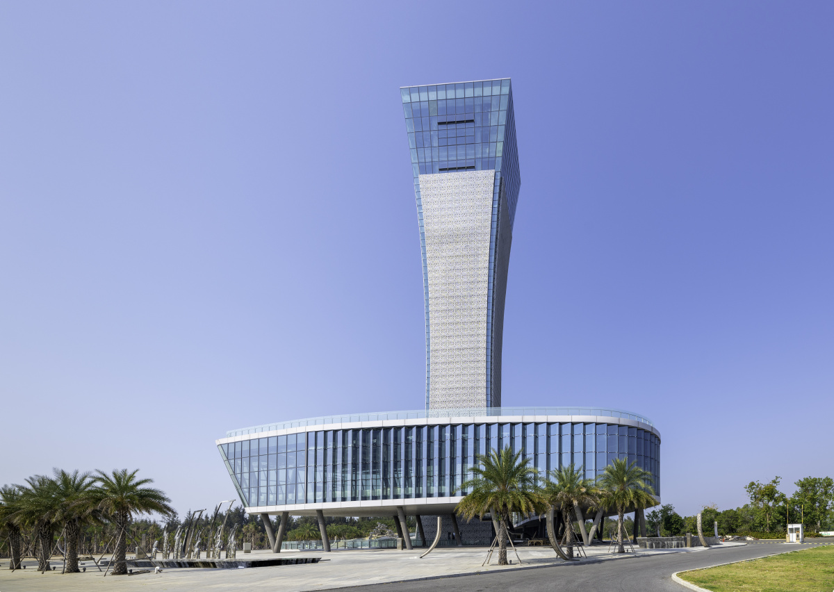 丝路之塔位于三亚崖州湾,是目前我国最高的航标灯塔.