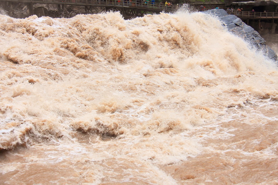 激流涌进虎跳峡