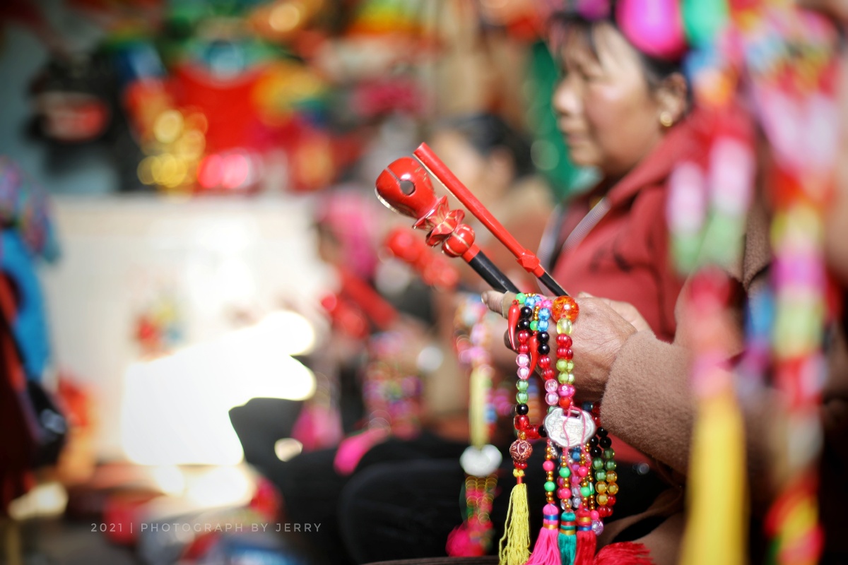 大理古城里面游客不多白族村落里有新年祈福仪式艾草香燃起阳光明媚新
