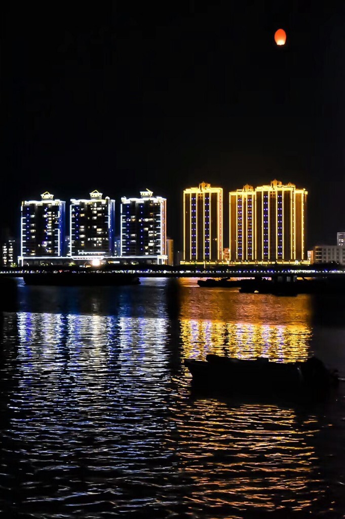 中秋无灯笼，只有有心人放的孔明灯