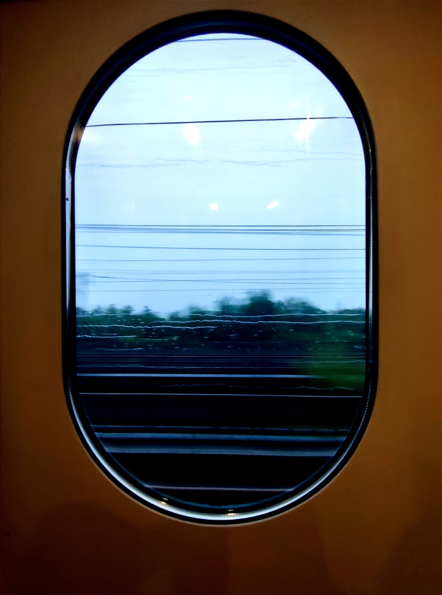 疾驰的列车外下着暴雨