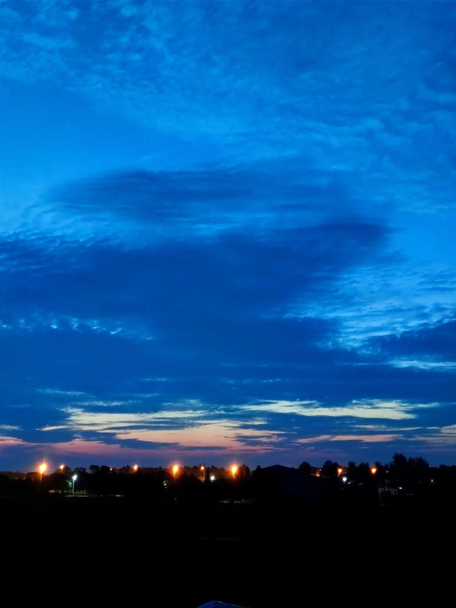夜幕低垂时分,灯火愈发显得璀璨.