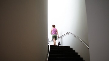 上楼梯的女人
