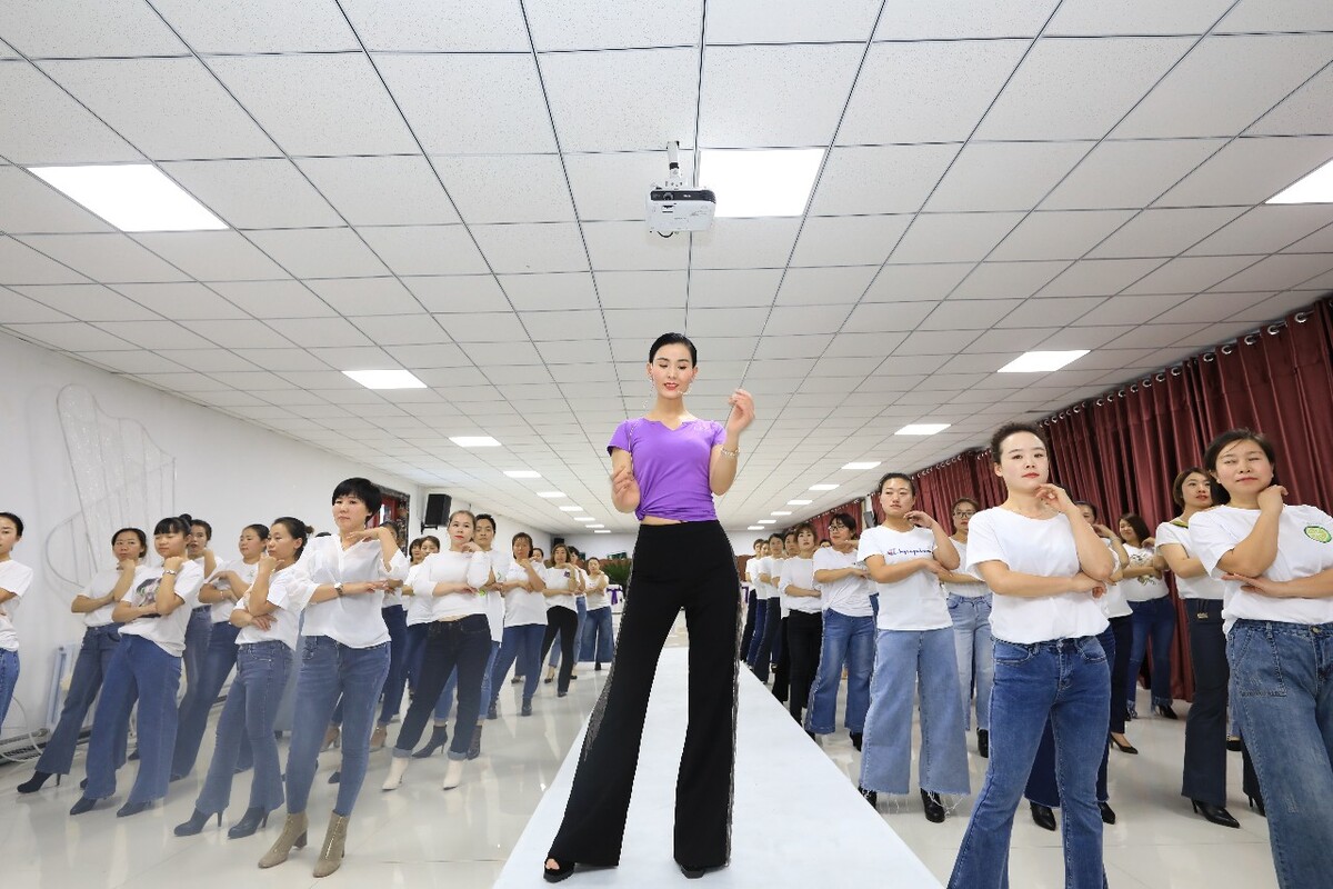 舞蹈学校摩登舞教学,中国第一个职业体育舞蹈学校成立25年
