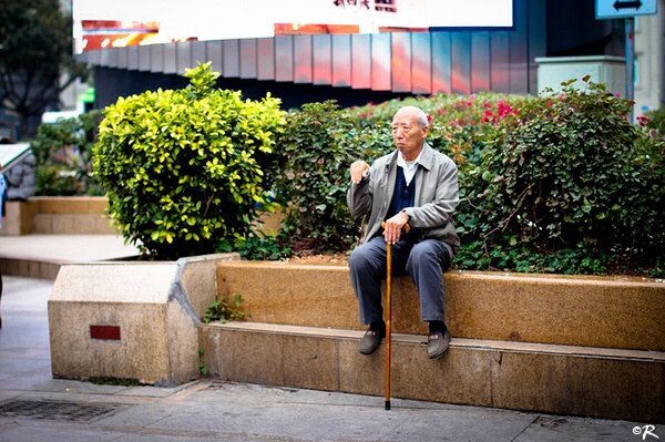 轮渡码头边上的小广场，有一个可爱的老人<br />
