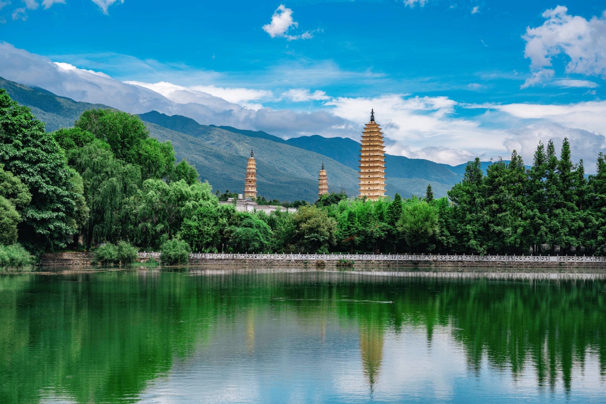 大理崇圣寺三塔倒影