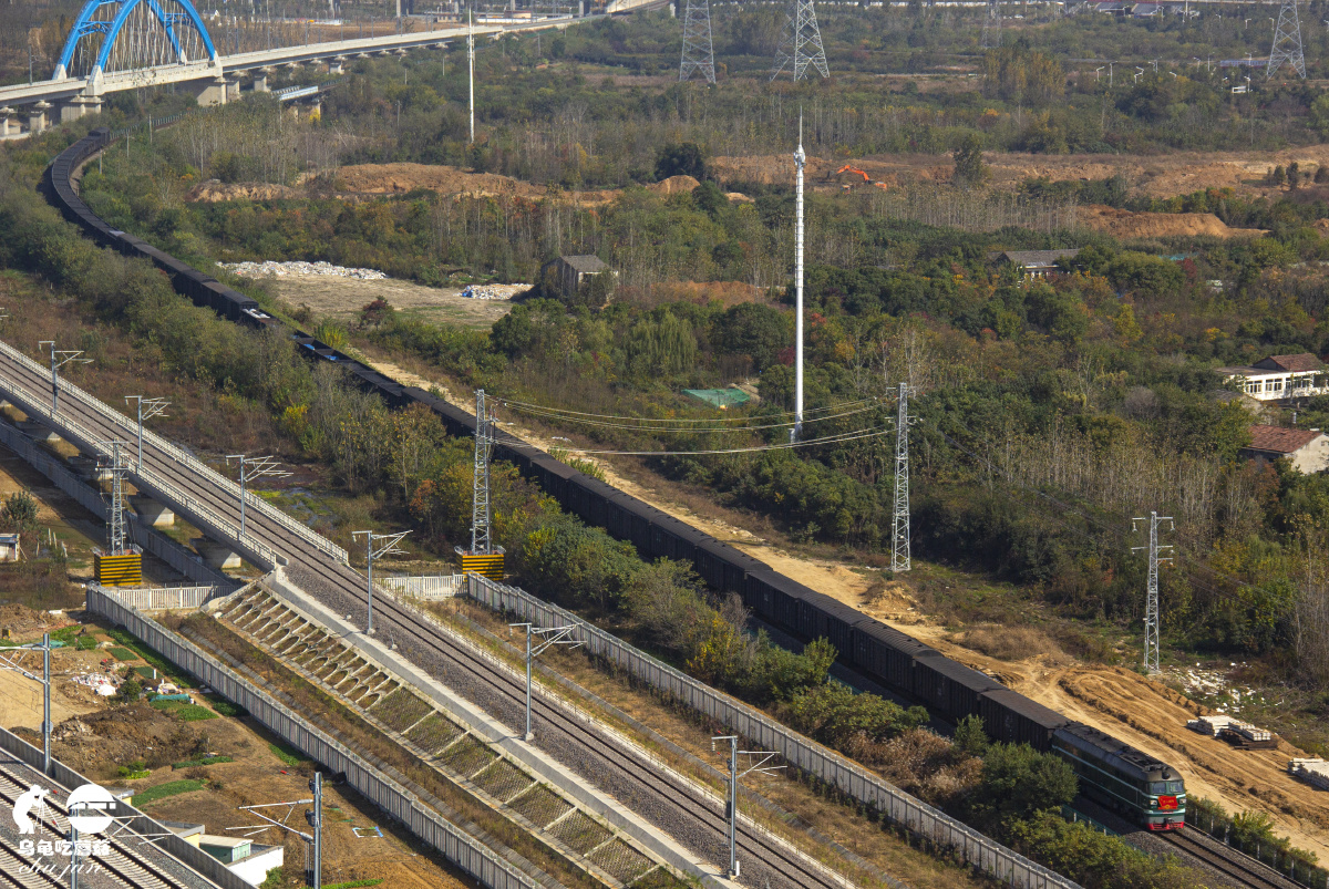合段明星车df4b7361挂牌主人翁号牵引货列在秋日阳光下南下合九线感觉
