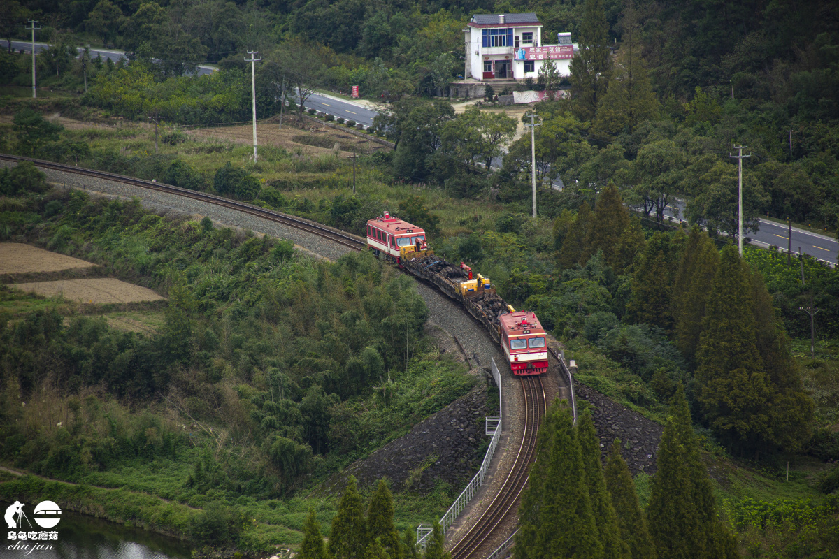 穿行在山间的小金鹰轨道车