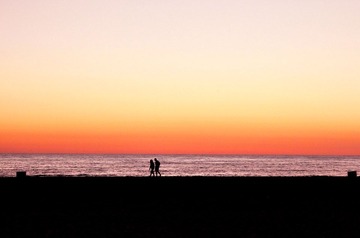 Pho_ChenY_Walking along the beach.jpg