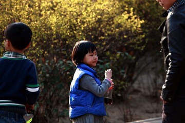 快乐的孩子2____喝可乐的小女孩