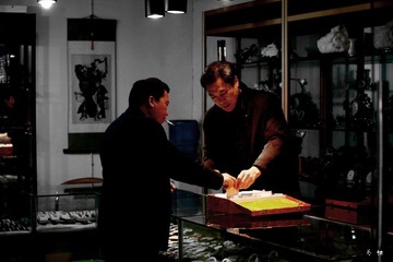 古玩城____玉器店铺男商人