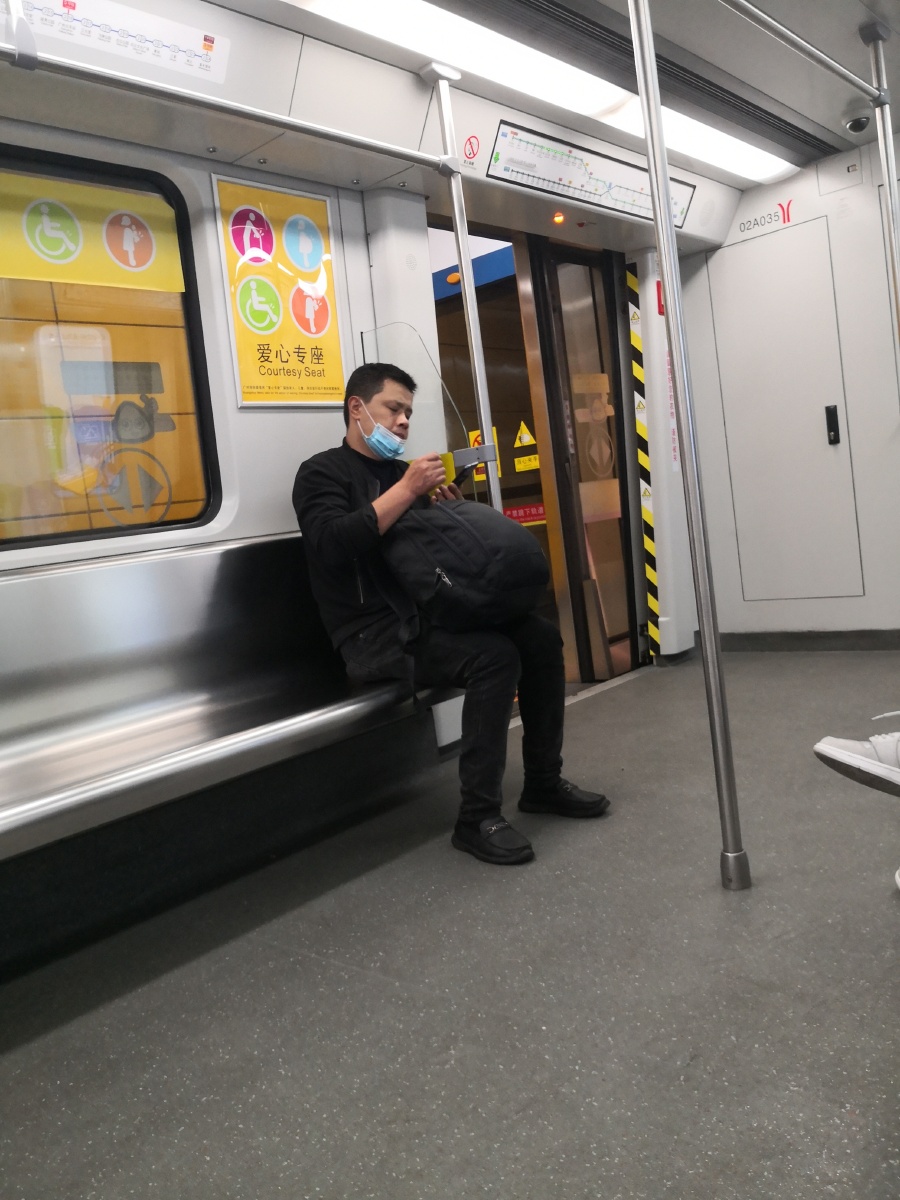 哈欠冬天的晚上坐地铁易乏易困