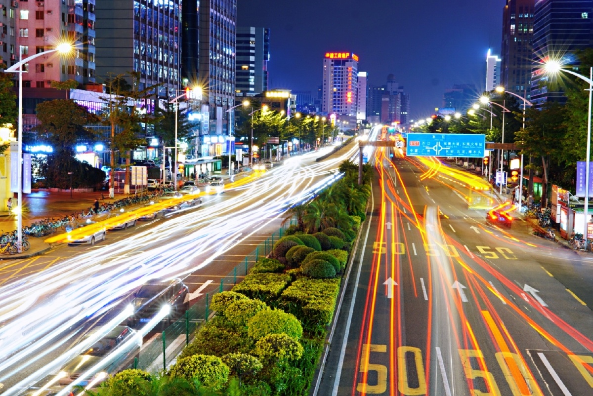 东莞之夜车水马龙城市脉络