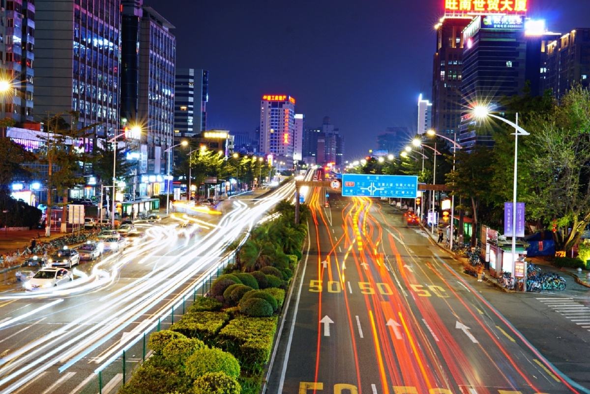 东莞之夜车水马龙城市脉络
