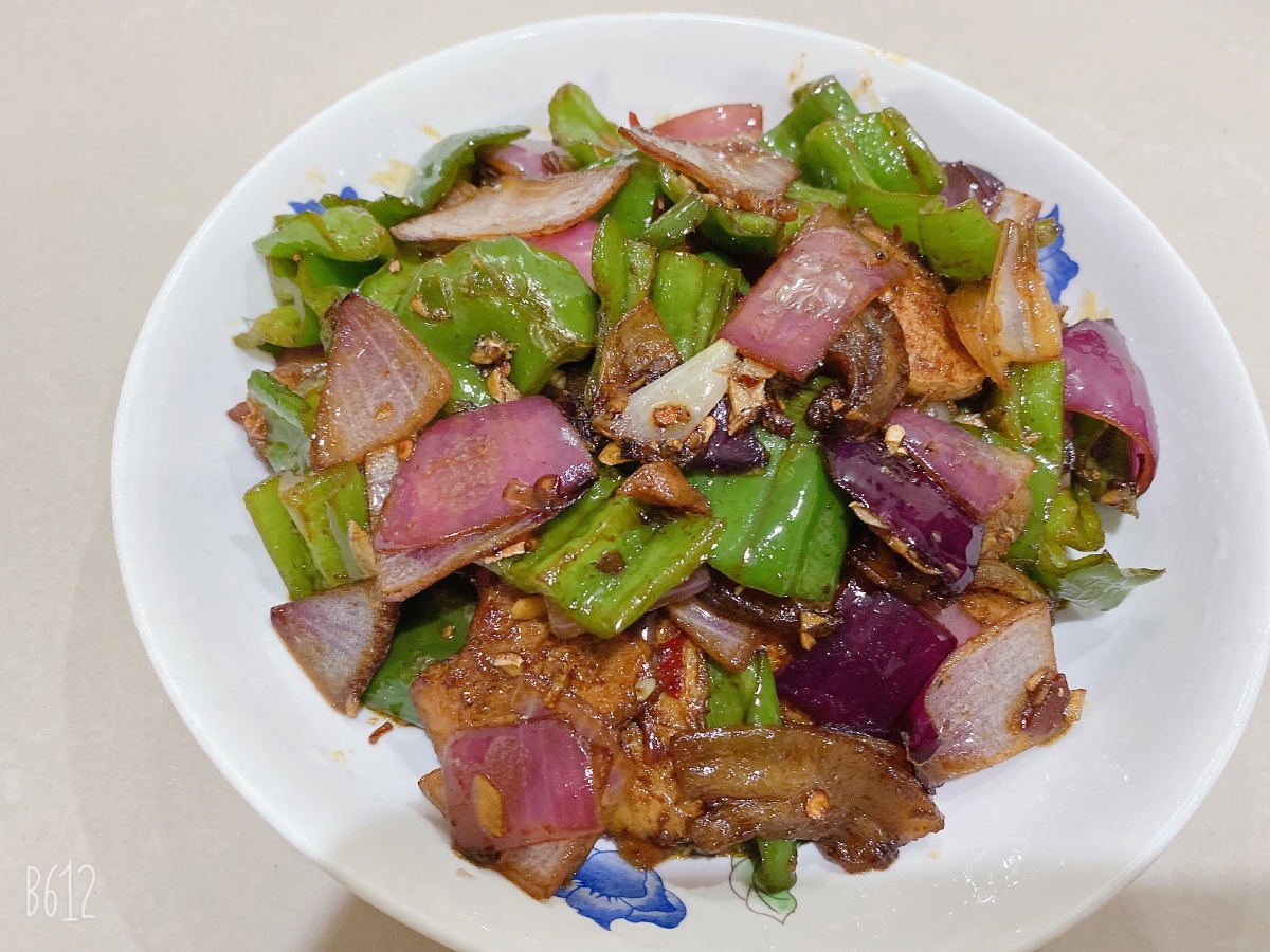 总感觉这盘回锅肉少了点味道有五花肉洋葱青椒也许是少了点烟熏的豆干