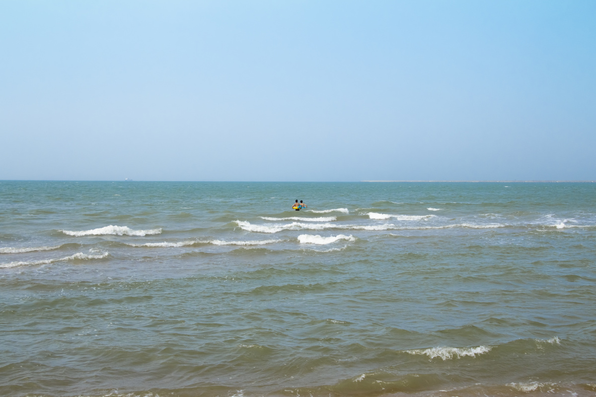 两个男孩在海边游泳