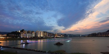 彩云彩光照平湖