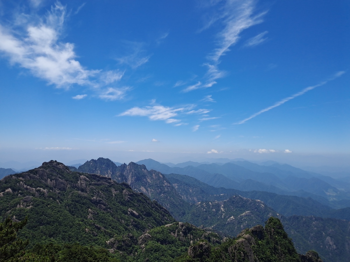 黄山归来已经很多天了但那秀丽的风景犹如一幅幅美丽的图画仍时刻浮现