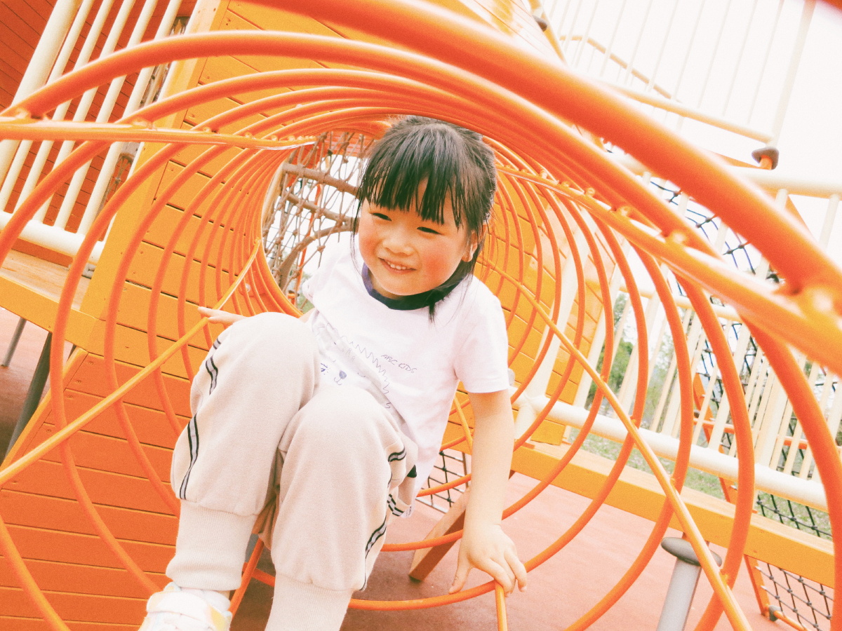 即使是阴天小朋友们也玩的很开心呀拍照去游乐园总没错