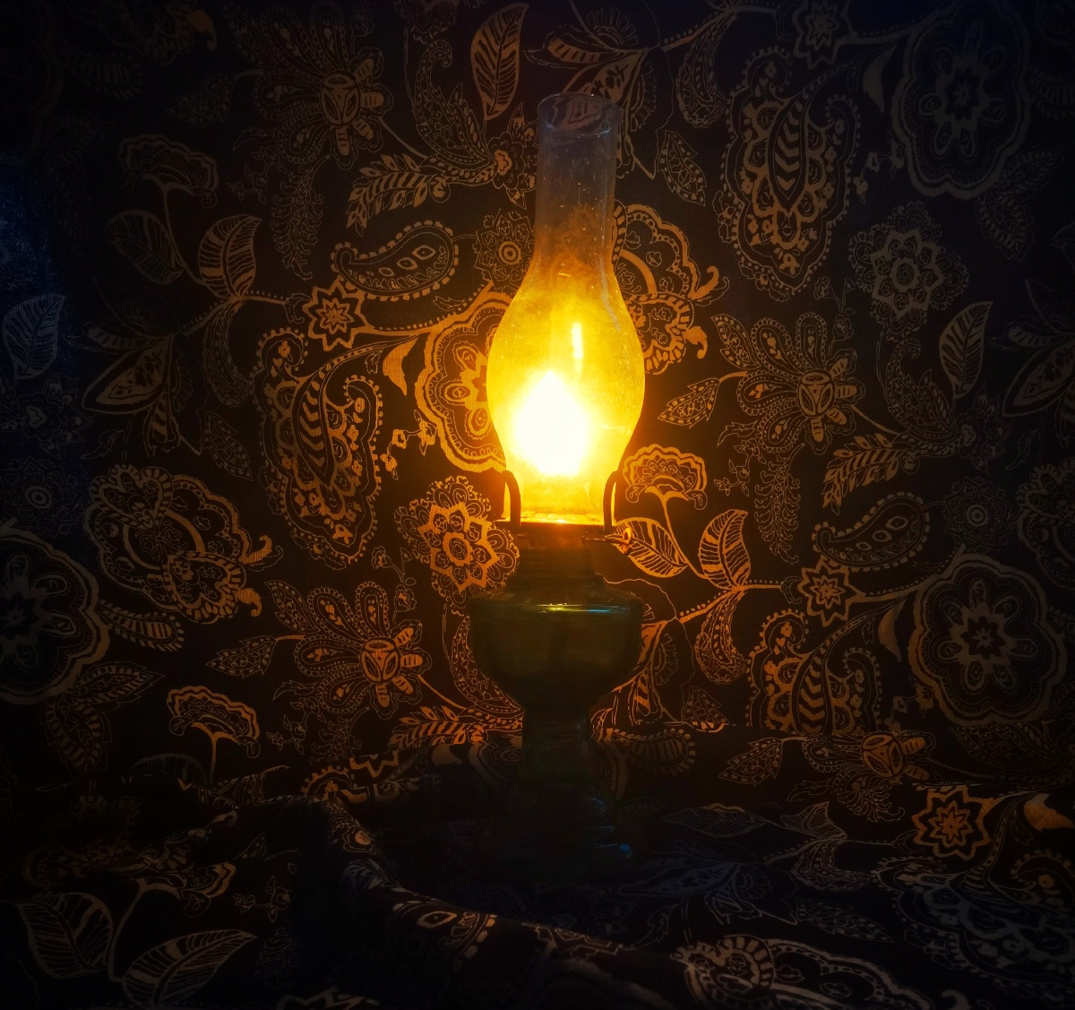 记忆中的煤油灯的灯光,温暖无比,承载着回不去的时光