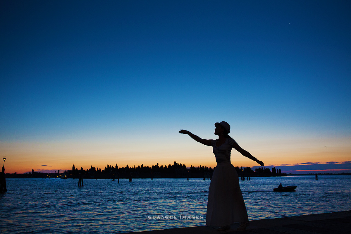 威尼斯海滨日出前人像美姿剪影