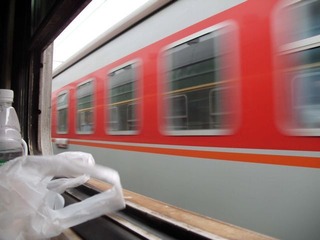急速驶过的列车