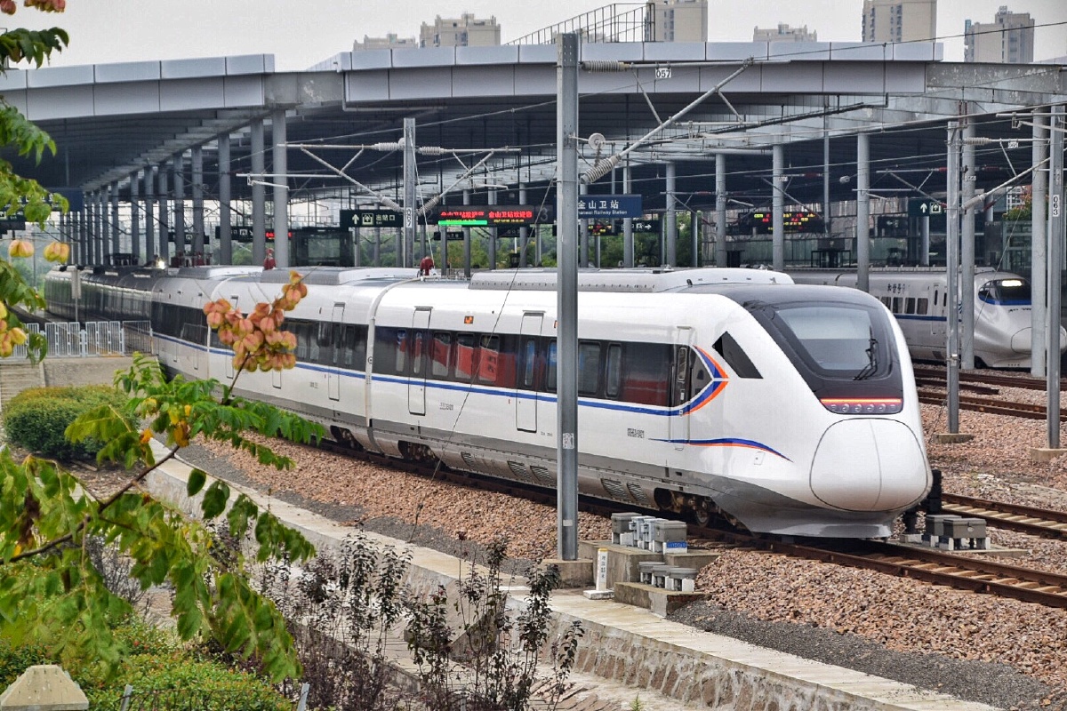 crh6a-0421驶入金山卫车站 - 电客特幺六三 - 图虫