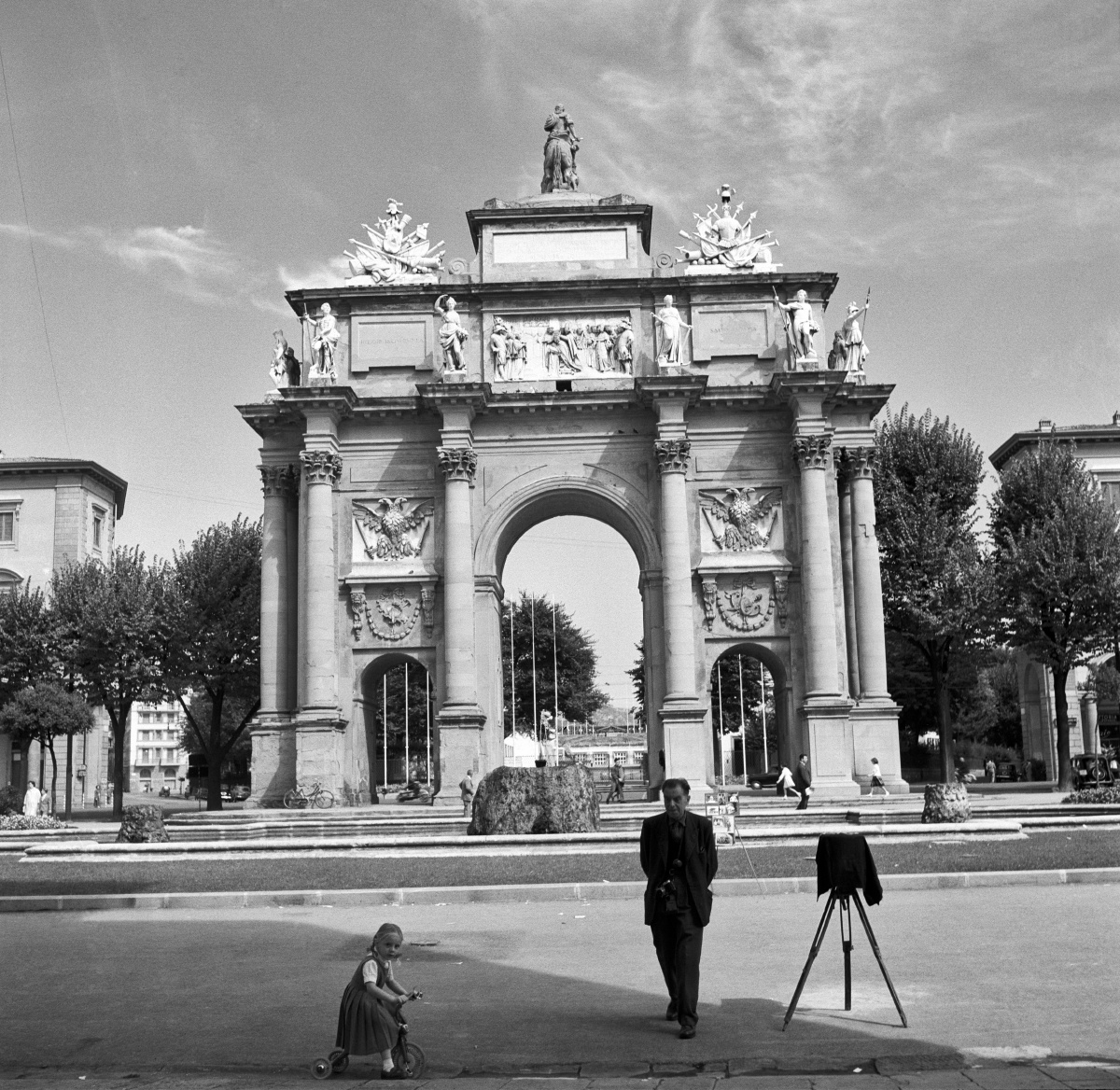 房子一角 br /> 邻居家小房子,普普通通的人家,但映衬着蓝天,感觉很