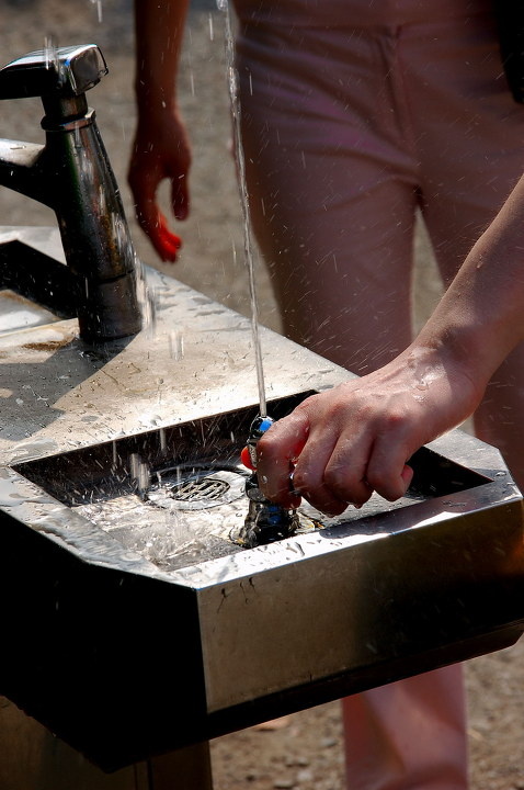 饮水口 br /> 一般在公园,旅游景点和人多的地方,这种水龙头很常见