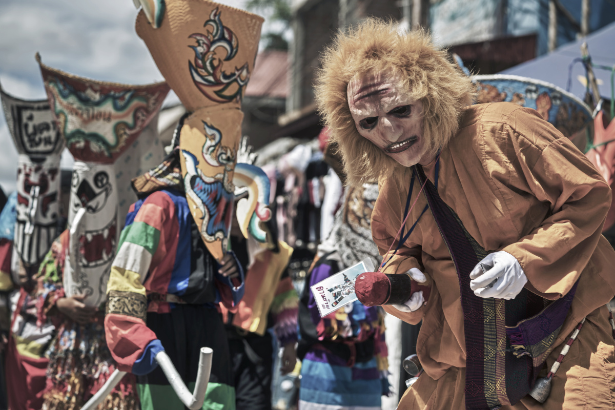 泰国一年 一度的盛大节日phitakhon(鬼节),人们带着面具参加