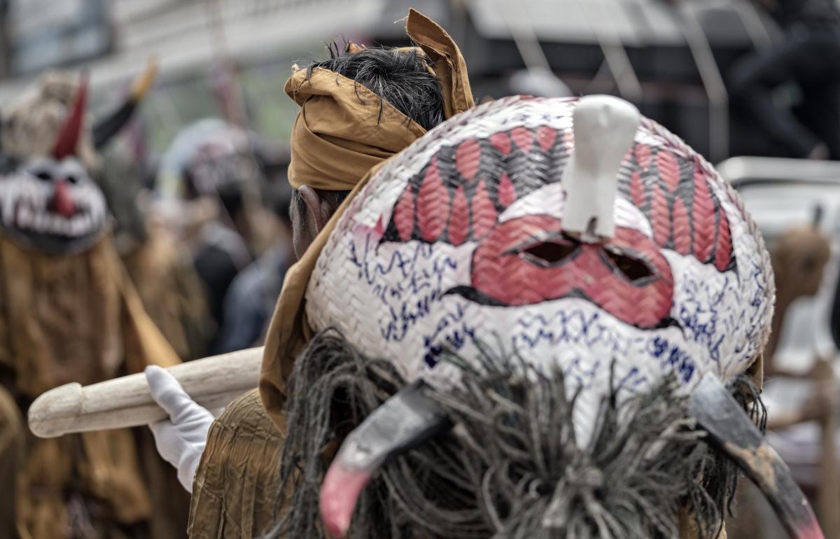 泰国一年 一度的盛大节日phitakhon(鬼节),人们带着面具参加