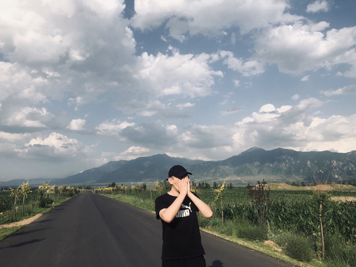 抬头望向天空释放今天所有的不愉快