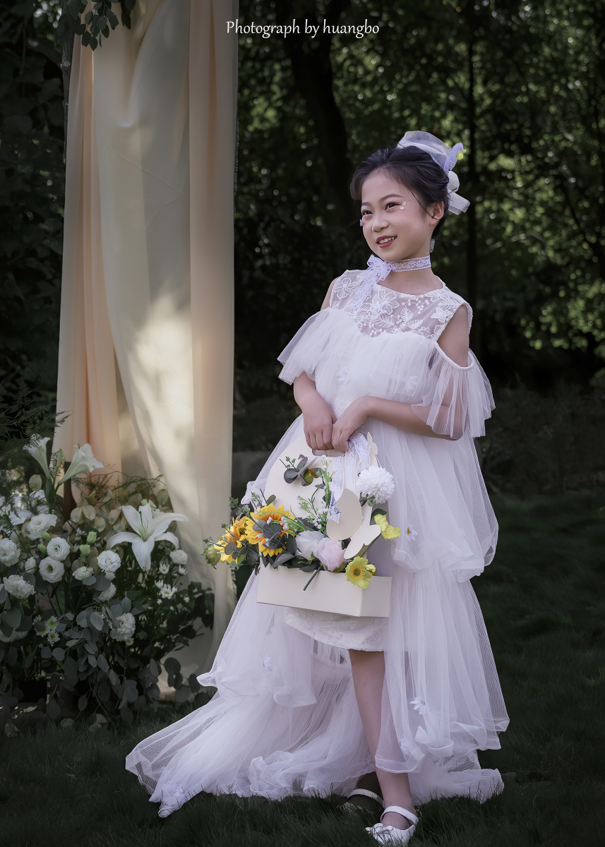 婚礼上的小女孩