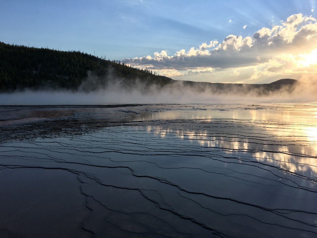 黄石国家公园大棱镜热泉（the Grand Prismatic Spring），游客们大多流连于举世闻名的七彩泉口，而我，在无意间瞥见夕阳中的氤氲与光影。