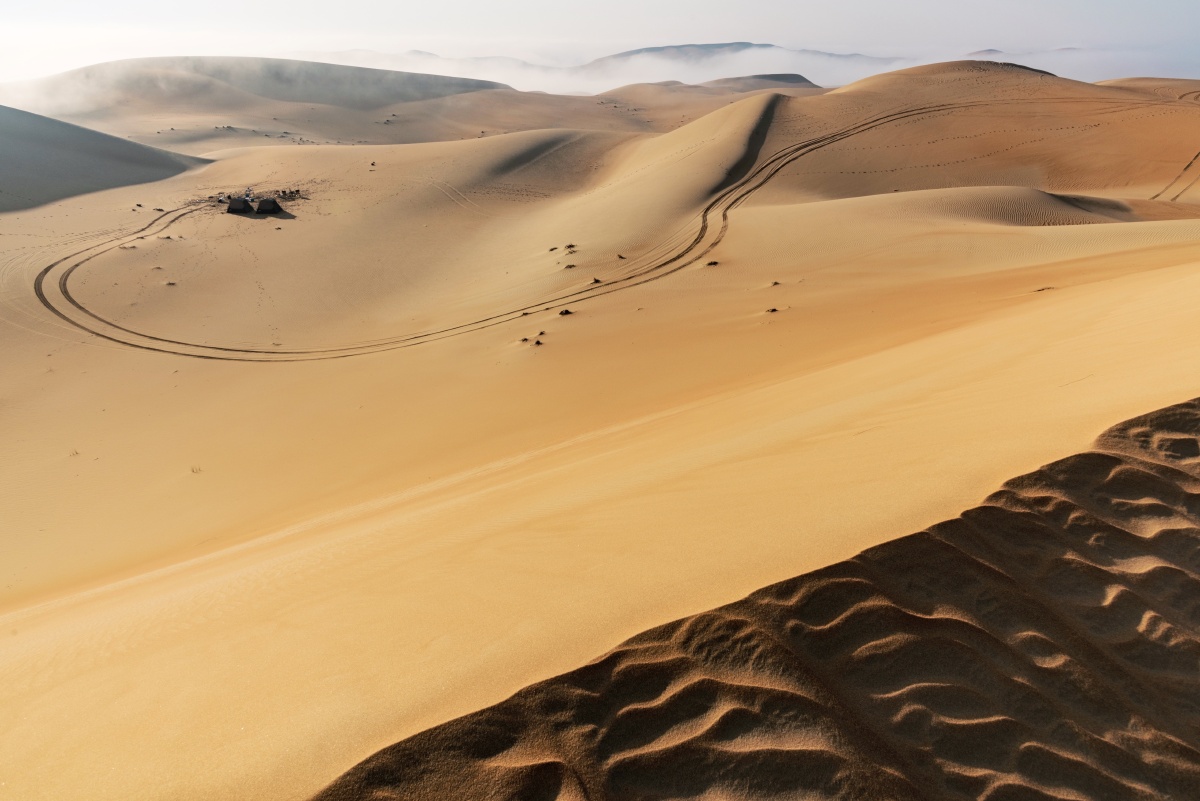 利瓦沙漠一夜雨后的清晨如仙境一般雾气缭绕