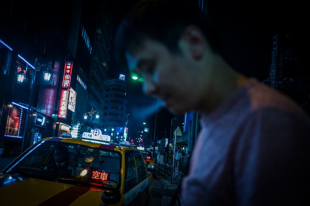 地铁口,他给我拍一张。