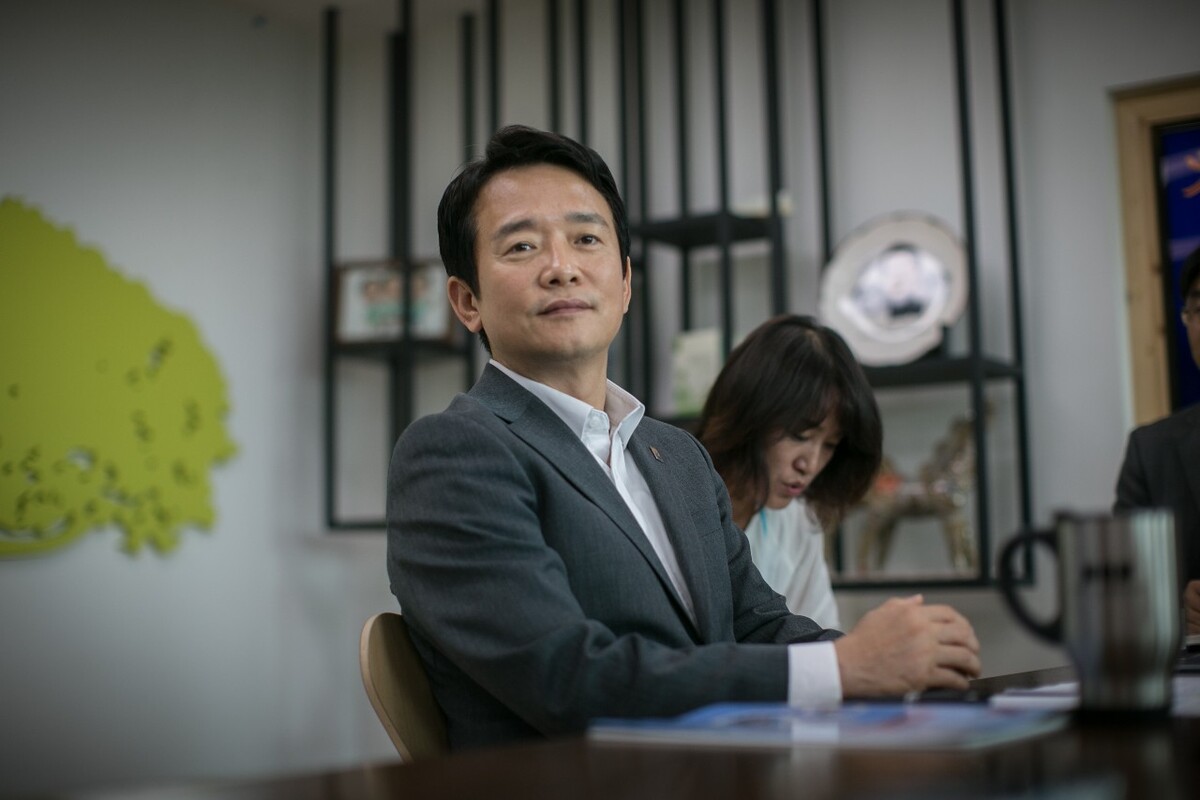 南景弼,京畿道知事,相当于中国省长的概念。