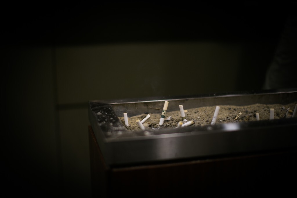 机场吸烟室,走到哪个国家,都起码尊重下吸烟人士的权利好吧。不像吾国,不禁则乱,一禁则死。