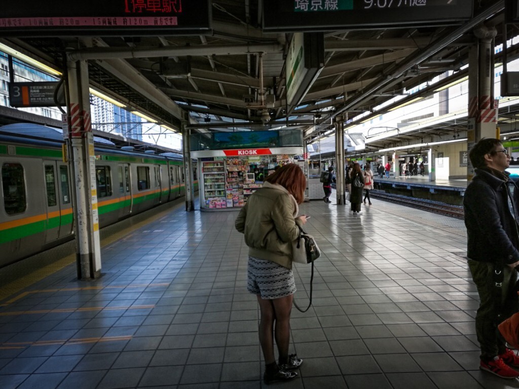 地铁站等车的姑娘。