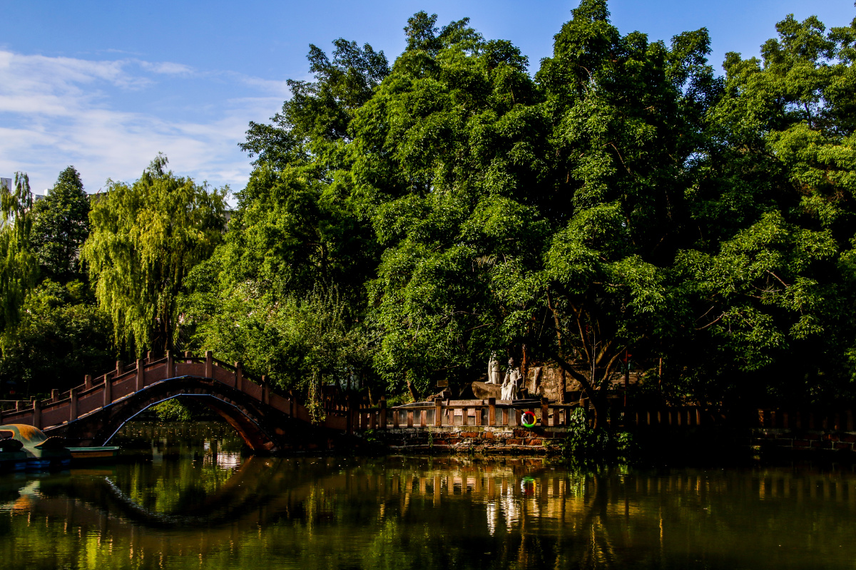 房湖公园原名广汉公园因地处唐玄宗时期公元761年著名宰相房琯开凿的