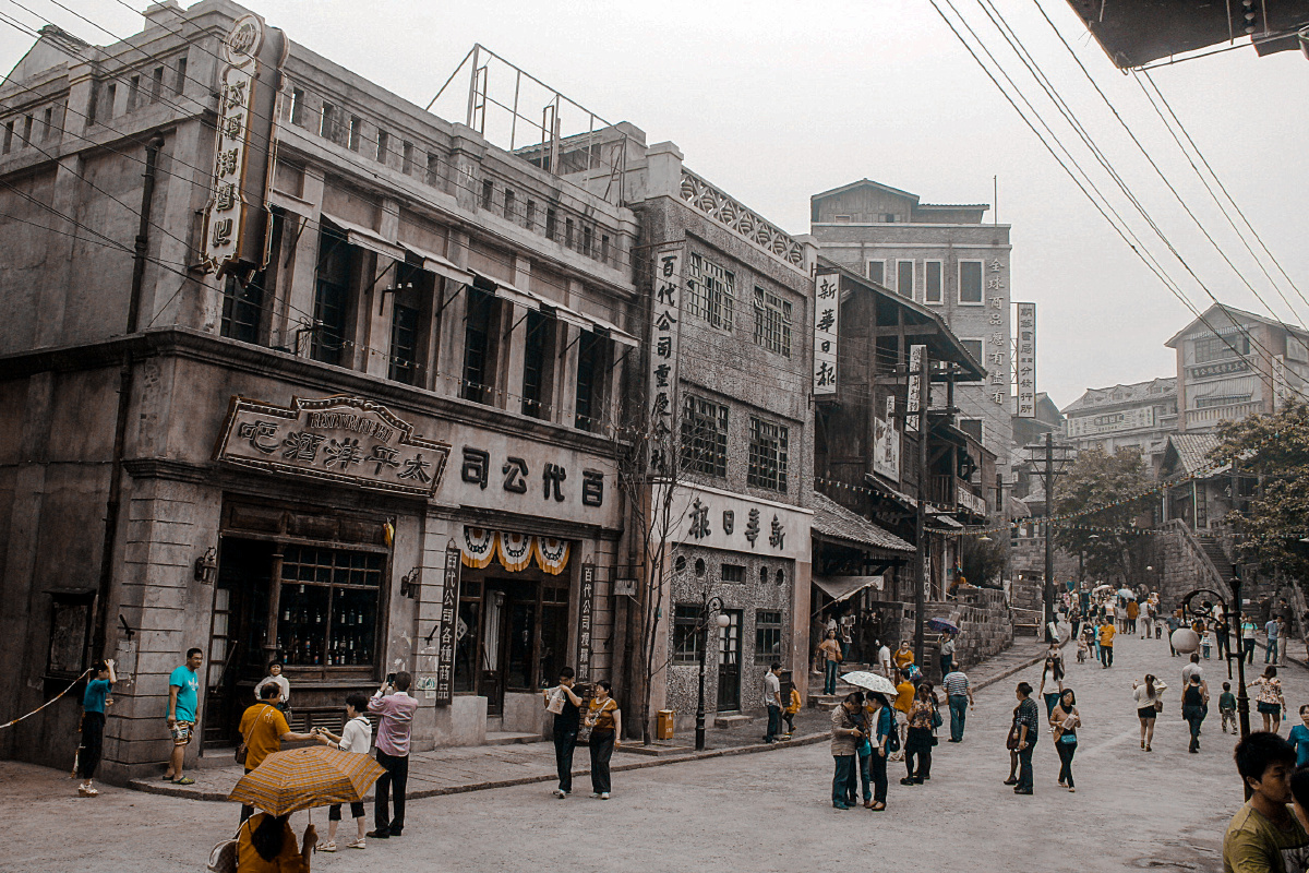 民国街这里是由重庆两江集团投资为了配合冯小刚导演的电影一九四二以