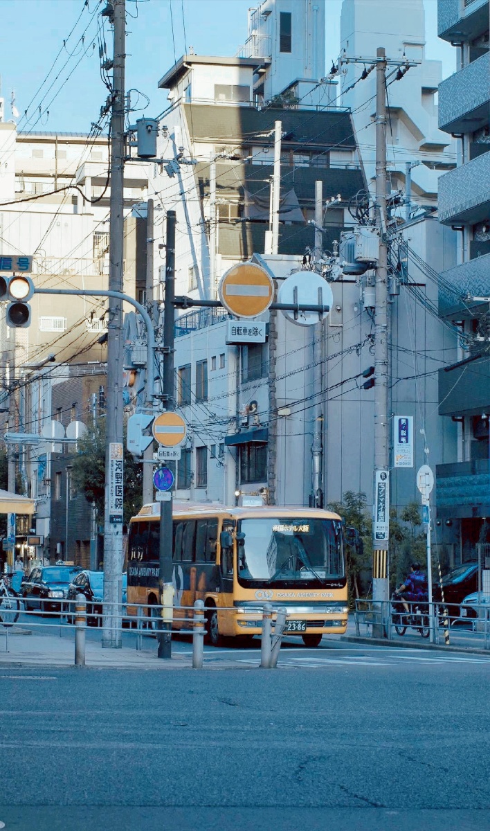 嘈杂的街道,有着汽车的鸣笛,人们的喧闹