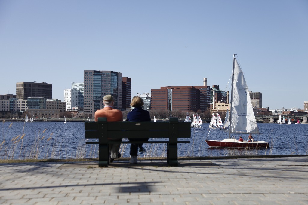 4月12日，波士顿2015年第一天真正的春天，查尔斯河畔，一对老人，“检阅”着千帆过，不需要任何语言在去诉说~~