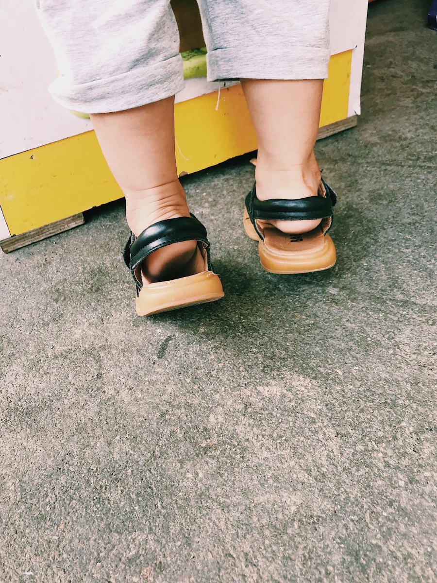 垫着脚尖,玩喜欢的玩具