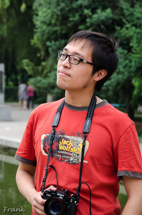 这种眼神,远看帅气,近看迷离