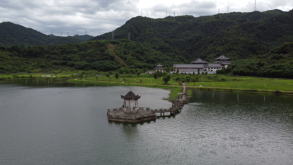 山边水库湖心屹立一座亭子