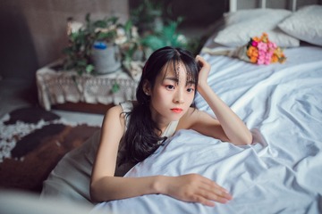 422153