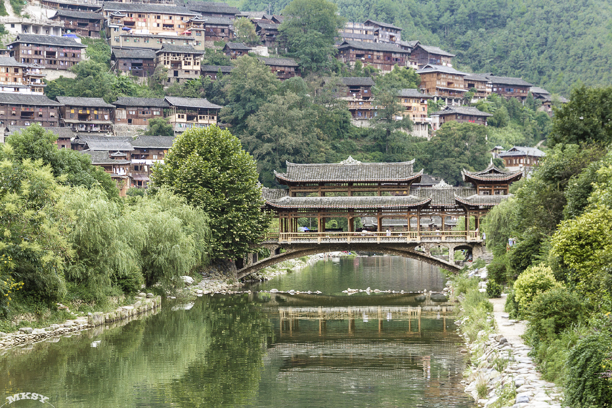 贵州风雨桥千户苗寨