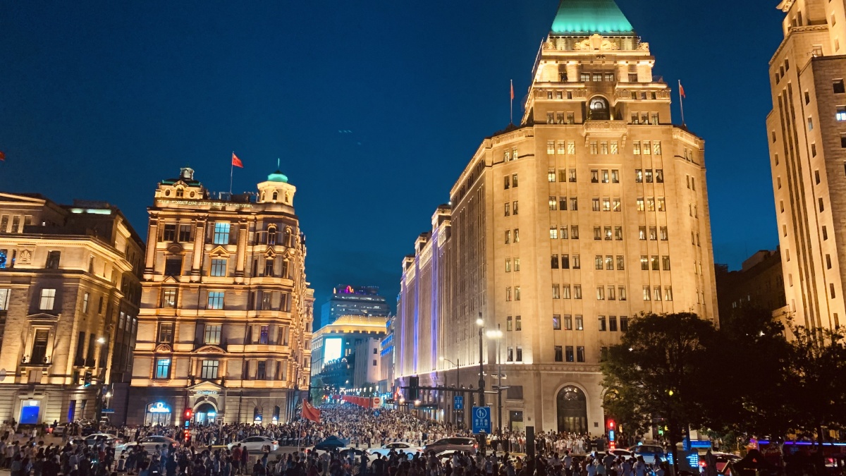夜上海喧闹繁华的城市著名的上海外滩东方明珠
